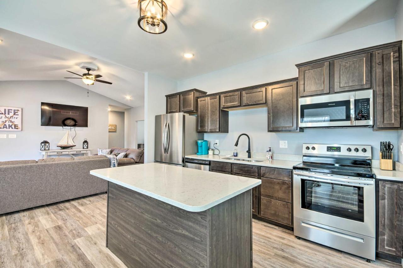 Lakefront Rocky Mount Home With Dock And Fire Pit エクステリア 写真